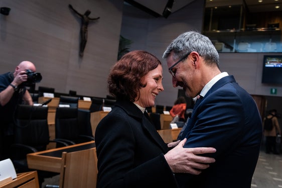 Il presidente Kompatscher festeggia la rielezione abbracciato alla moglie Nadja. (Foto: ASP/Ivo Corrà)