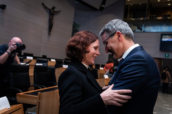 Nach seiner Wiederwahl galt Kompatschers besonderer Dank seiner Frau Nadja. (Foto: LPA/Ivo Corrà)