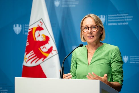 Landesrätin Magdalena Amhof zieht am 1. Juli eine #halbzeit-Bilanz über ihre Arbeit in den Bereichen Europa, Arbeit und Personal. (Foto: LPA/Fabio Brucculeri)