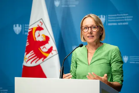 Landesrätin Magdalena Amhof zieht am 1. Juli eine #halbzeit-Bilanz über ihre Arbeit in den Bereichen Europa, Arbeit und Personal. (Foto: LPA/Fabio Brucculeri)