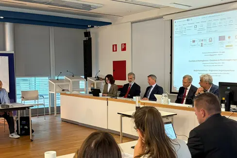 Il Comitato di sorveglianza del Programma di sviluppo rurale (PSR) si è riunito di recente e ha attestato che i fondi UE destinati alle aree rurali dell’Alto Adige vengono utilizzati in modo efficiente. Nella foto, sul podio, da sinistra: Margherita Tranchina e Andrea Incarnati, entrambi della Direzione Generale AGRI della Commissione europea, l’assessore provinciale Luis Walcher, il direttore del Dipartimento Ulrich Höllrigl e il direttore dell’Ufficio Fondi strutturali UE in agricoltura Luca D’Ambrosio. (Foto: USP/Tobias Erschbamer)