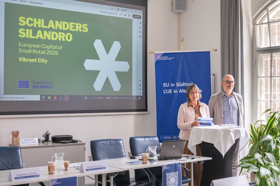Kunhilde Marsoner, die Referentin für Kultur und Soziales der Marktgemeinde Schlanders und Projektleiter Thomas Schuster erklärten die EU-Initiative European Capital of Small Retail (ECoSR), die Städte für ihr besonderes Engagement zur Förderung des lokalen Einzelhandels und zur Belebung der Innenstädte auszeichnet. (Foto: LPA/Greta Stuefer)