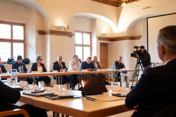 L'assessore provinciale Peter Brunner (a destra, di spalle) durante la riunione con i sindaci e le sindache della Val Venosta in occasione della seduta straordinaria della Giunta provinciale tenutasi a Castel Coldrano il 14 aprile: al centro dell'attenzione c'erano il Parco Nazionale dello Stelvio e il tema dell'energia. (Foto: USP/Fabio Brucculeri)