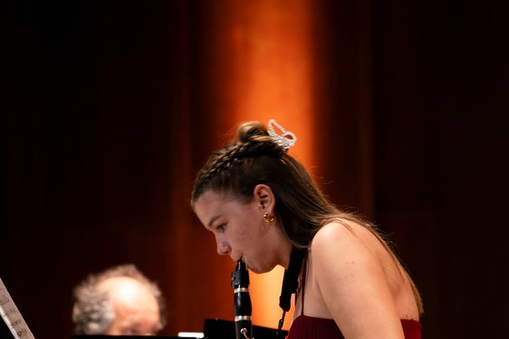 Lia Obexer an der Klarinette, begleitet von Stefan Huber am Klavier. (Foto: LPA/Daniel von Johnston)