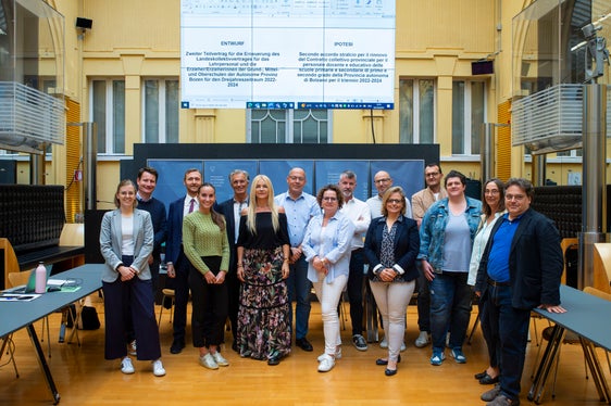 Volti soddisfatti: da sinistra Chiara Leto (Agenzia per le relazioni sindacali), Stephan Tschigg della Direzione Istruzione tedesca, Nadine Borto (Agenzia per le relazioni sindacali), Matthias Stuflesser della Direzione Istruzione ladina, Hermann Troger e Brunhild Pircher (Agenzia per le relazioni sindacali), Albrecht Matzneller, direttore della Ripartizione provinciale Personale, Petra Nock (SSG), Hubert Kainz (SGB/CISL), Stefano Mellarini (UIL/GK), Heidi Telser (SSG), Peter Moosmair (SSG), Daniela Ennemoser (SSG),Angela Schmidt (CGIL/AGB), Stefano Barbacetto (CGIL/AGB) (Foto: ASP/Fabio Brucculeri)