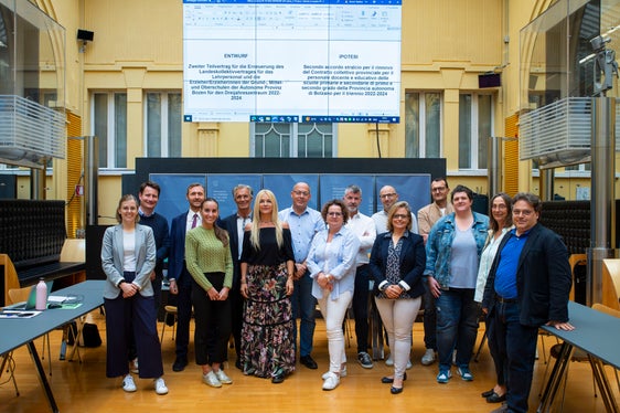 Volti soddisfatti: da sinistra Chiara Leto (Agenzia per le relazioni sindacali), Stephan Tschigg della Direzione Istruzione tedesca, Nadine Borto (Agenzia per le relazioni sindacali), Matthias Stuflesser della Direzione Istruzione ladina, Hermann Troger e Brunhild Pircher (Agenzia per le relazioni sindacali), Albrecht Matzneller, direttore della Ripartizione provinciale Personale, Petra Nock (SSG), Hubert Kainz (SGB/CISL), Stefano Mellarini (UIL/GK), Heidi Telser (SSG), Peter Moosmair (SSG), Daniela Ennemoser (SSG),Angela Schmidt (CGIL/AGB), Stefano Barbacetto (CGIL/AGB) (Foto: ASP/Fabio Brucculeri)