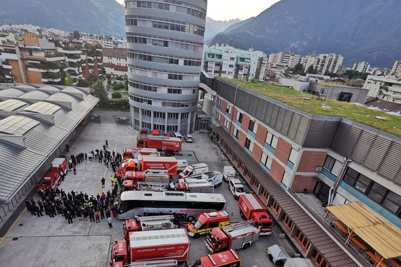 Il cortile dei Vigili del Fuoco di Bolzano questa mattina, con la flotta di veicoli durante il briefing sulla situazione. (Foto: Agenzia per la Protezione Civile/Vigili del fuoco)