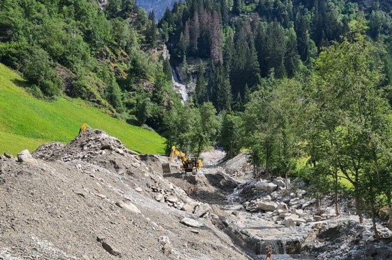 Rund 20.000 Kubikmeter angeschwemmtes Material galt es im Kogbach in St. Anton in Innerpflersch zu räumen, um die Hochwassersicherheit wieder herzustellen. (Foto: LPA/Landesamt für Wildbach- und Lawinenverbauung Nord in der Agentur für Bevölkerungsschutz)