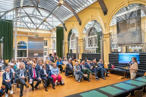 laria Piccinotti (a destra), direttrice dell’Ufficio comunicazione della salute dell'Azienda sanitaria, ha moderato il convegno “Ecosistema dati sanitari”: un roadshow che si terrà in tutte le regioni italiane per illustrare lo stato di avanzamento del Fascicolo sanitario elettronico. (Foto: USP/Greta Stuefer)