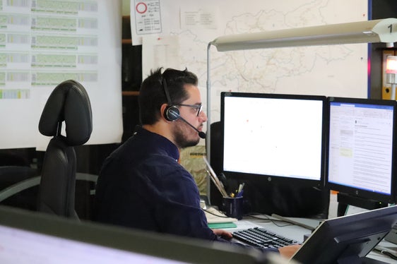 Dalla Centrale viabilità , il messaggio del sistema di informazione alla popolazione viene registrato e trasmesso come file audio alle stazioni radio e per l'inserimento di un ticker tape alle stazioni televisive. (Foto: ASP/Maja Clara)