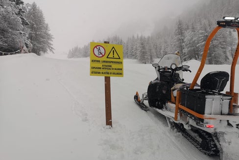 Im Skigebiet Klausberg wurde nach den Schneefällen präventiv gesprengt. Die Sprengerfolge waren gut, eine große Lawine konnte ausgelöst werden. Dies zeigt, dass momentan alle Zutaten für eine Lawinenauslösung vorhanden sind. Das Foto entstand am 13. April 2023 (Foto: Franz Künig)