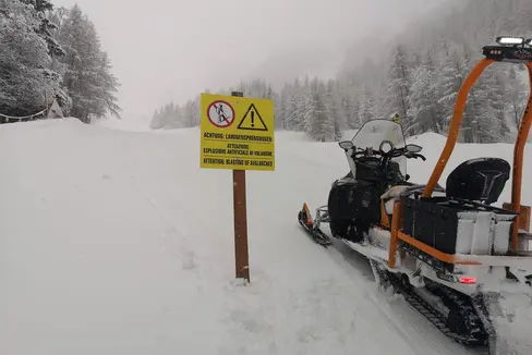 Im Skigebiet Klausberg wurde nach den Schneefällen präventiv gesprengt. Die Sprengerfolge waren gut, eine große Lawine konnte ausgelöst werden. Dies zeigt, dass momentan alle Zutaten für eine Lawinenauslösung vorhanden sind. Das Foto entstand am 13. April 2023 (Foto: Franz Künig)