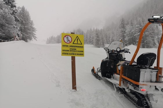 Im Skigebiet Klausberg wurde nach den Schneefällen präventiv gesprengt. Die Sprengerfolge waren gut, eine große Lawine konnte ausgelöst werden. Dies zeigt, dass momentan alle Zutaten für eine Lawinenauslösung vorhanden sind. Das Foto entstand am 13. April 2023 (Foto: Franz Künig)