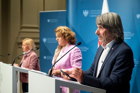 Unser Ziel ist ein Gesundheitswesen, das den Menschen zuhört, Qualität sichert und langfristig trägt, sagte Gesundheitslandesrat Hubert Messner bei der Pressekonferenz nach der Sitzung der Landesregierung. (Foto: LPA/Hubert Messner)
