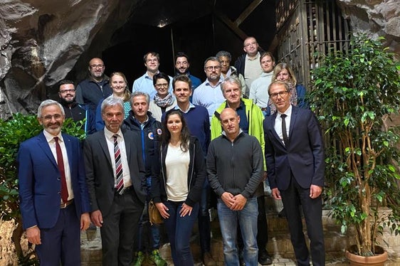 Besichtigung und Besprechung im Felsenkeller der Laimburg: Landesrat Schuler (2.v.l.) und Ressortdirektor Klaus Unterweger (ganz r.), Laimburg-Direktor Michael Oberhuber (ganz l.) und Landeswarnzentrum-Direktor Willigis Gallmetzer (auf der rechten Seite neben LR Schuler) mit Mitgliedern der beiden Arbeitsgruppen von Planalp und Eusalp. (Foto: LPA)