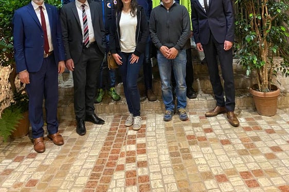 Besichtigung und Besprechung im Felsenkeller der Laimburg: Landesrat Schuler (2.v.l.) und Ressortdirektor Klaus Unterweger (ganz r.), Laimburg-Direktor Michael Oberhuber (ganz l.) und Landeswarnzentrum-Direktor Willigis Gallmetzer (auf der rechten Seite neben LR Schuler) mit Mitgliedern der beiden Arbeitsgruppen von Planalp und Eusalp. (Foto: LPA)