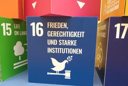 Das Land Südtirol wird am 8. Oktober im Rahmen der Urban Play Agenda 2030 das Ziel 16 Friede, Gerechtigkeit und starke Institutionen am Silvius-Magnago-Platz in Bozen vorstellen. (Foto: LPA)
