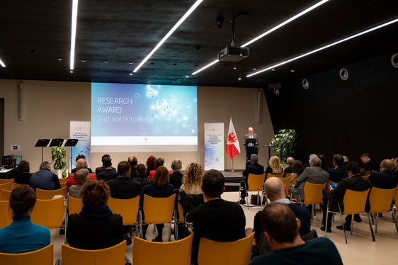 Oggi (19 dicembre), al NOI Techpark di Bolzano, sono stati consegnati i premi ai vincitori di quest'anno, Christina Antenhofer e Alfredo De Massis. (Foto: ASP/Manuela Tessaro)