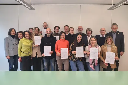 Dopo aver completato con successo il corso biennale di micologia, dieci diplomati e diplomate hanno ricevuto il loro diploma. Nella foto, i nuovi micologi con l'assessore alla Prevenzione sanitaria e Salute Hubert Messner (terzo da destra in fondo). (Foto: USP/Mara Mantinger)