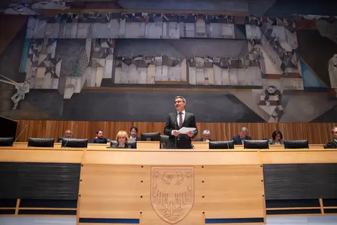 Wir müssen uns und unser Land auf die anstehenden Veränderungen vorbereiten, unterstrich Landeshauptmann Kompatscher in der Haushaltsrede im Südtiroler Landtag. (Foto: LPA/Fabio Brucculeri)