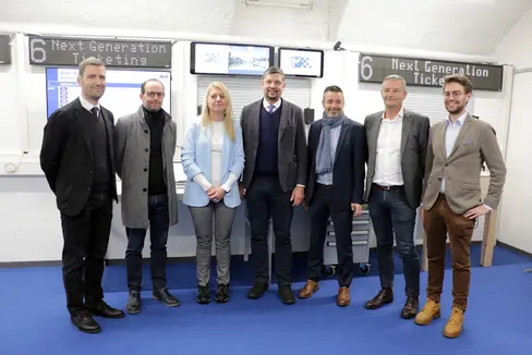 Alla presentazione del nuovo sistema di ticketing hanno preso parte il direttore di Dipartimento Martin Vallazza, l'autista di autobus Michael Dalpiaz, l'amministratrice delegata del Centro tutela consumatori utenti Gunde Bauhofer, l'assessore provinciale alla Mobilità Daniel Alfreider, il direttore generale della STA Joachim Dejaco, il responsabile di settore della STA Patrick Dejaco e Jakob Stricker del dipartimento digitale di STA. (Foto: ASP/Ingo Dejaco)