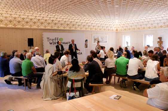 Gut besucht waren die drei Diskussionsrunden der Reihe Treffpunkt Wirtschaft mit LR Achammer und LR Schuler. Kernthema im Sarntal: Die Stärkung der Nahversorgung und Regionalität. (Foto: LPA/Peter Natter)
