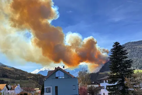 Seit dem frühen Nachmittag brennen 50 bis 60 Hektar Wald in der Gemeinde Prad. (Foto: LPA)
