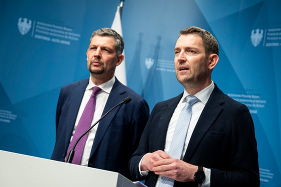 Landesrat Daniel Alfreider (im Bild links) und Abteilungsdirektor Martin Vallazza erklärten am 30. Jänner das Verkehrskonzept anlässlich der Olympischen Winterspiele. (Foto: LPA/Fabio Brucculeri)