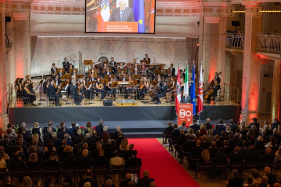 Il Presidente della Repubblica italiana Sergio Mattarella, dal palco del Kurhaus di Merano, ha definito l'Autonomia dell'Alto Adige un patrimonio condiviso, prezioso per Italia e Austria, da salvaguardare e promuovere. (Foto: USP/Bernhard Aichner)
