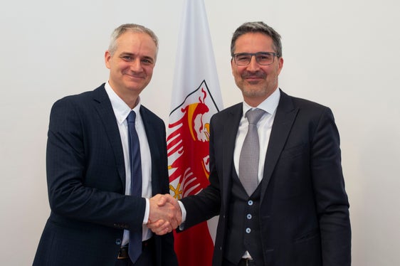 Dem neuen Direktor am Mazziniplatz, dem 53-jährigen Paolo Mazzucato, wünschte Landeshauptmann Kompatscher alles Gute für seine Arbeit. (Foto: LPA/Fabio Brucculeri)