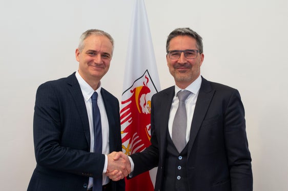 Il presidente Kompatscher dà il benvenuto al nuovo direttore Rai Mazzucato (Foto: ASP/Fabio Brucculeri)