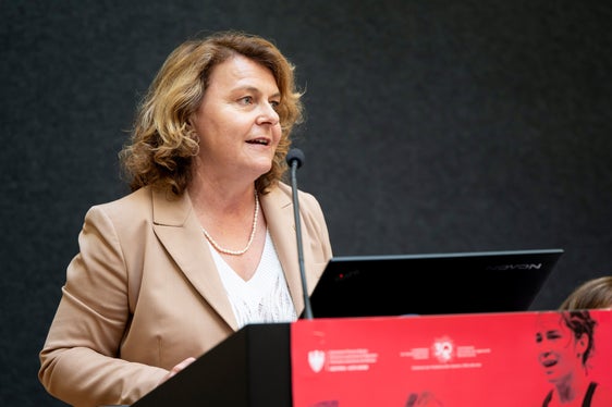 Il Gender Pay Gap non è solo un numero, ma ha un impatto diretto sull'intera vita delle donne, fino alla pensione. Per questo motivo è ancora più importante guardare più da vicino, diventare più trasparenti e naturalmente dare più fiducia alle donne in tutti i settori, anche nelle posizioni dirigenziali, ha sottolineato Rosmarie Pamer, assessora provinciale alla Coesione sociale. (Foto: USP/Fabio Brucculeri)