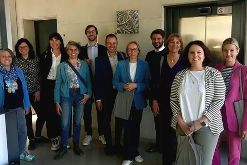 Arbeitslandesrätin Magdalena Amhof (7. von links) beim Besuch im Unternehmen EWO gemeinsam mit dem Team des Arbeitsvermittlungszentrums Neumarkt. Im Bild (4. von rechts) Hannes Wohlgemuth, der Geschäftsführer von EWO. (Foto: LPA/Ressort Europa, Arbeit und Personal)