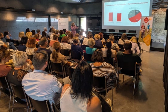 L’assessora provinciale Rosmarie Pamer ha parlato, tra l’altro, di un sondaggio sulla mensa scolastica, dal quale emerge che il servizio è diventato un’offerta indispensabile per le famiglie. (Foto: USP/Hannes Wisthaler)
