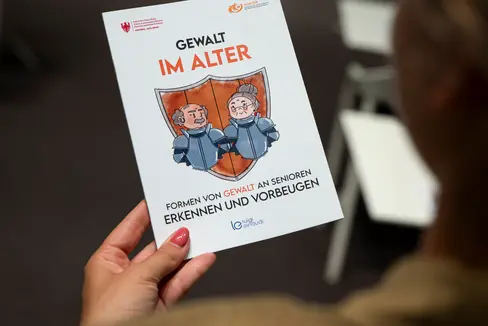 Die Broschüre „Gewalt im Alter. Formen erkennen und vorbeugen“ liegt unter anderem in den Sozialsprengeln und den Patronaten auf. Sie weißt auf unterschiedliche Formen der Gewalt an älteren Menschen hin und benennt Unterstützungsdienste wie das Seniorentelefon, das unter 0471 162 62 66 erreichbar ist. (Foto: LPA/Fabio Brucculeri)