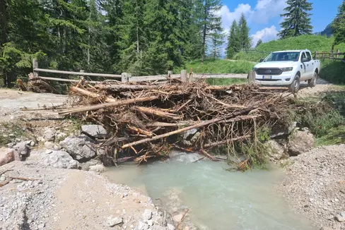 Infolge des Unwetters vom Mittwochabend hat sich bei dieser Brücke über den Wengener Bach eine Verklausung gebildet; die Wildbachverbauung führt nun Aufräumarbeiten durch, um den ungehinderten Durchfluss wieder zu ermöglichen. (Foto: LPA/Landesamt für Wildbach- und Lawinenverbauung Ost in der Agentur für Bevölkerungsschutz)