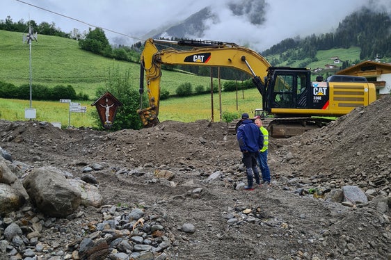 Il personale del Servizio bacini montani al lavoro per riportare il rio Kerschbaumer negli argini, dopo aver liberato il letto del torrente dal materiale in eccesso (Foto: Ufficio provinciale bacini montani Nord presso l'Agenzia per la protezione civile/Philipp Walder)