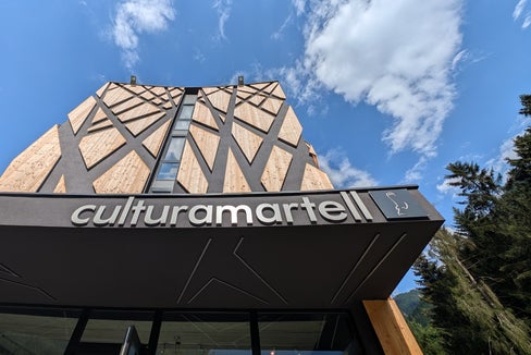 culturamartell in der Gemeinde Martell ist eines von insgesamt fünf Nationalparkhäusern im Südtiroler Anteil des Nationalparks Stilfserjoch: Die Landesregierung hat die neuen Vereinbarungen mit den Gemeinden zur Führung der Nationalparkhäuser genehmigt. (Foto: Landesamt für den Nationalpark Stilfserjoch)