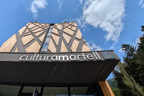 culturamartell in der Gemeinde Martell ist eines von insgesamt fünf Nationalparkhäusern im Südtiroler Anteil des Nationalparks Stilfserjoch: Die Landesregierung hat die neuen Vereinbarungen mit den Gemeinden zur Führung der Nationalparkhäuser genehmigt. (Foto: Landesamt für den Nationalpark Stilfserjoch)