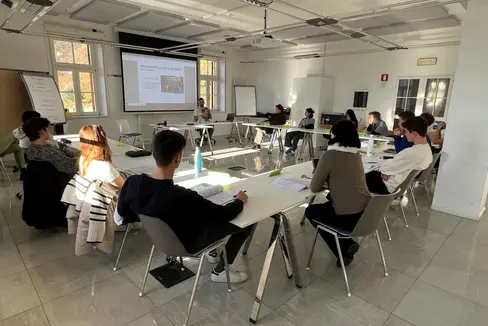 Um politische und wirtschaftliche Beziehungen zwischen den Nationen und in den Gesellschaften ging es im Workshop Weltordnung im Wandel. Am Rednerpult Alessandro Montoro, einer der Workshopleiter (Foto: LPA/Bettina Gartner)