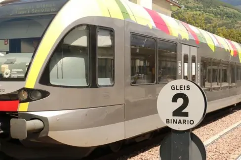 Fahrgäste können bis 2. September Rückmeldungen für eine Verbesserung der Ersatzdienste bei der Sperre der Meraner Bahnlinie diesen Sommer geben. (Foto: LPA/Ingo Dejaco)