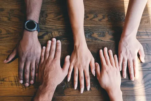 Nicht-EU-Bürger müssen ab 2023 Deutsch oder Italienisch sprechen können und die Südtiroler Kultur kennen, um das Landesfamilien- und das Landeskindergeld zu erhalten. Entsprechende Kurse werden angeboten. (Foto: Unsplash)