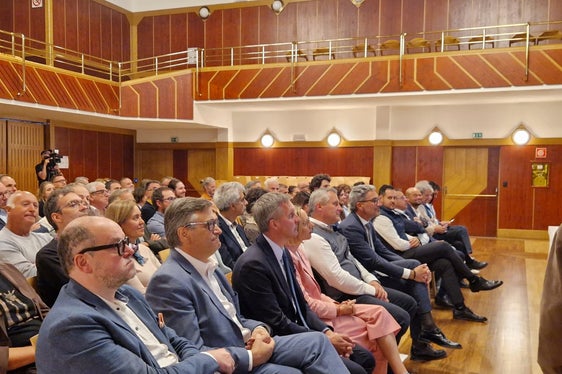 Le presentazioni dei progetti dei singoli Gruppi di Azione Locale LEADER hanno suscitato grande interesse. All'evento hanno partecipato anche il presidente della Provincia Arno Kompatscher, l'assessora provinciale all'Europa Magdalena Amhof e l'assessore provinciale all'Agricoltura, Foreste e Turismo Luis Walcher. (Foto: USP/Katharina Trocker)