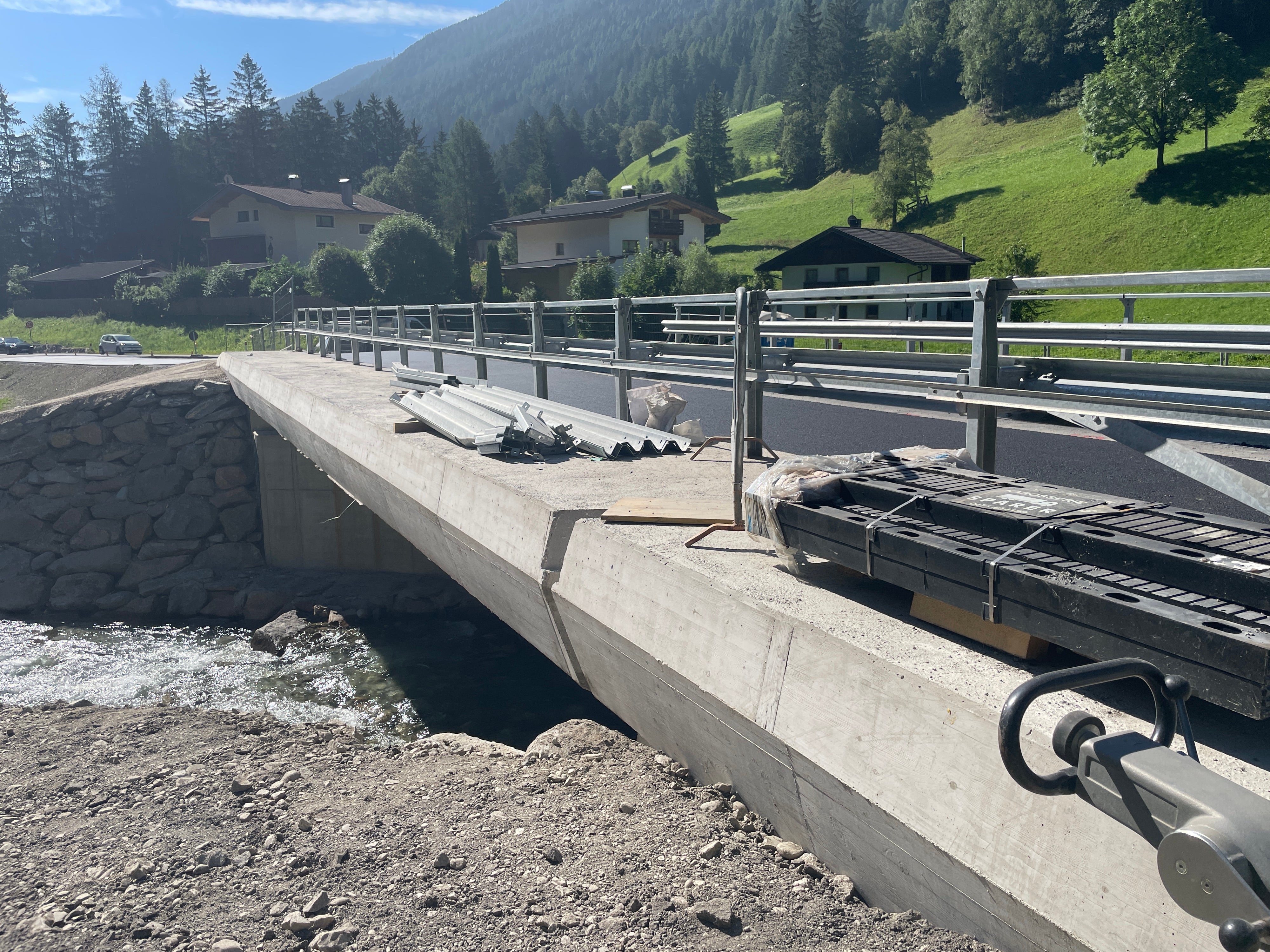 Mehr Stabilität und besseren Hochwasserschutz soll die neue Brücke auf der Landesstraße in Pflersch bieten. Die Bauarbeiten stehen kurz vor dem Abschluss. (Foto: LPA/Landesabteilung Tiefbau)