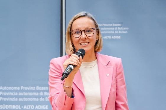 Technische Schulassistentinnen und Schulassistenten schaffen mit ihrem Können die Voraussetzungen dafür, Praxis sicher und auf hohem Niveau zu vermitteln, sagt Personallandesrätin Magdalena Amhof. Berufliche Bildung zu stärken, bedeute nämlich in die Zukunft junger Menschen und in die Fachkräfte von morgen zu investieren, so Amhof. (Foto: LPA/Bernhard Aichner)