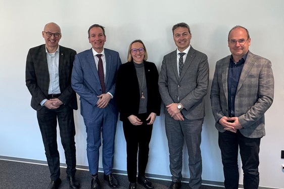 Da sinistra il direttore di Dipartimento Günther Burger, il direttore dell'HGV Raffael Mooswalder, l'assessora provinciale Magdalena Amhof, il presidente dell'HGV Klaus Berger e il responsabile della ripartizione consulenza personale dell'HGV Christof Gamper in occasione della visita d'insediamento. (Foto: USP/Theodora Huber)