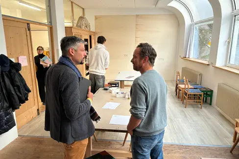 L’Assessur Daniel Alfreider adöm al artist Aron Demetz (Foto: USP/Furmazion y Cultura ladina/Sara Runggaldier)