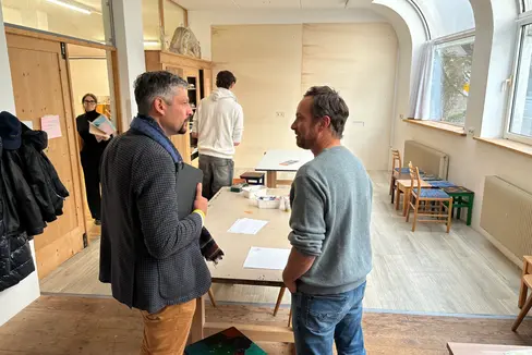 L’assessore provinciale Daniel Alfreider insieme all’artista Aron Demetz (Foto: USP/Istruzione e Cultura ladina/Sara Runggaldier)