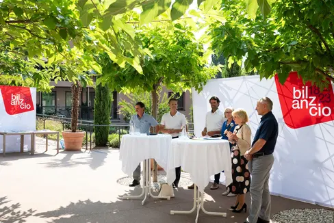 Christine Gostner von Stefenelli si batte da anni per le difficoltà degli anziani a livello locale ed europeo. In una conversazione con l'assessora provinciale Deeg, ha sottolineato l'impegno per la vita multigenerazionale come un punto importante della futura politica per gli anziani dell'Alto Adige. (Foto: ASP/Manuela Tessaro)