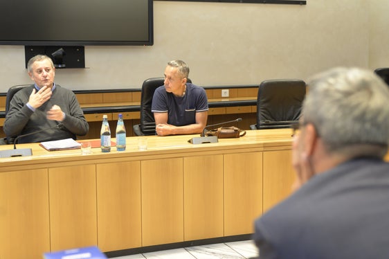 Der Verband sprach sich für die Verbesserung der Untertitel bei audiovisuellen Medien und den Ausbau barrierefreier Zugänge bei öffentlichen Diensten aus. Präsident Benedikt Gasser betonte: Es ist entscheidend, die Bevölkerung für die Bedürfnisse gehörloser Menschen zu sensibilisieren und Barrieren im Alltag, in Schulen und am Arbeitsplatz abzubauen.
Im Bild von links: Benedikt Gasser, Stefan Mair, Landeshauptmann Arno Kompatscher
Foto: LPA/Katharina Trocker